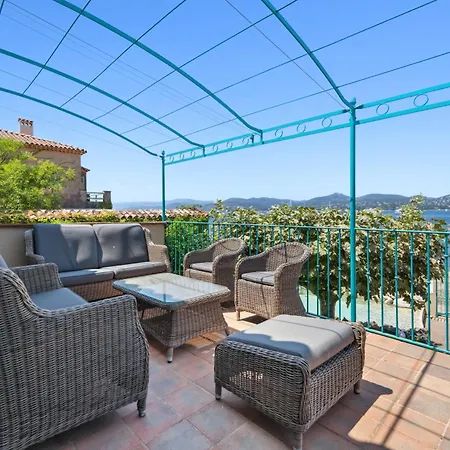 La Desirade - Les Pieds Dans L'eau - La Bouillabaisse - St Tropez - 14 Personnes Villa