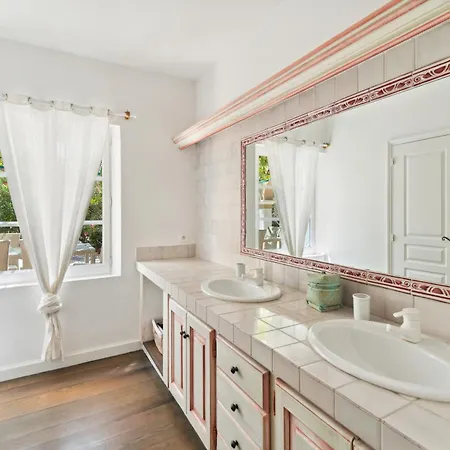 Villa La Desirade - Les Pieds Dans L'eau - La Bouillabaisse - St Tropez - 14 Personnes *